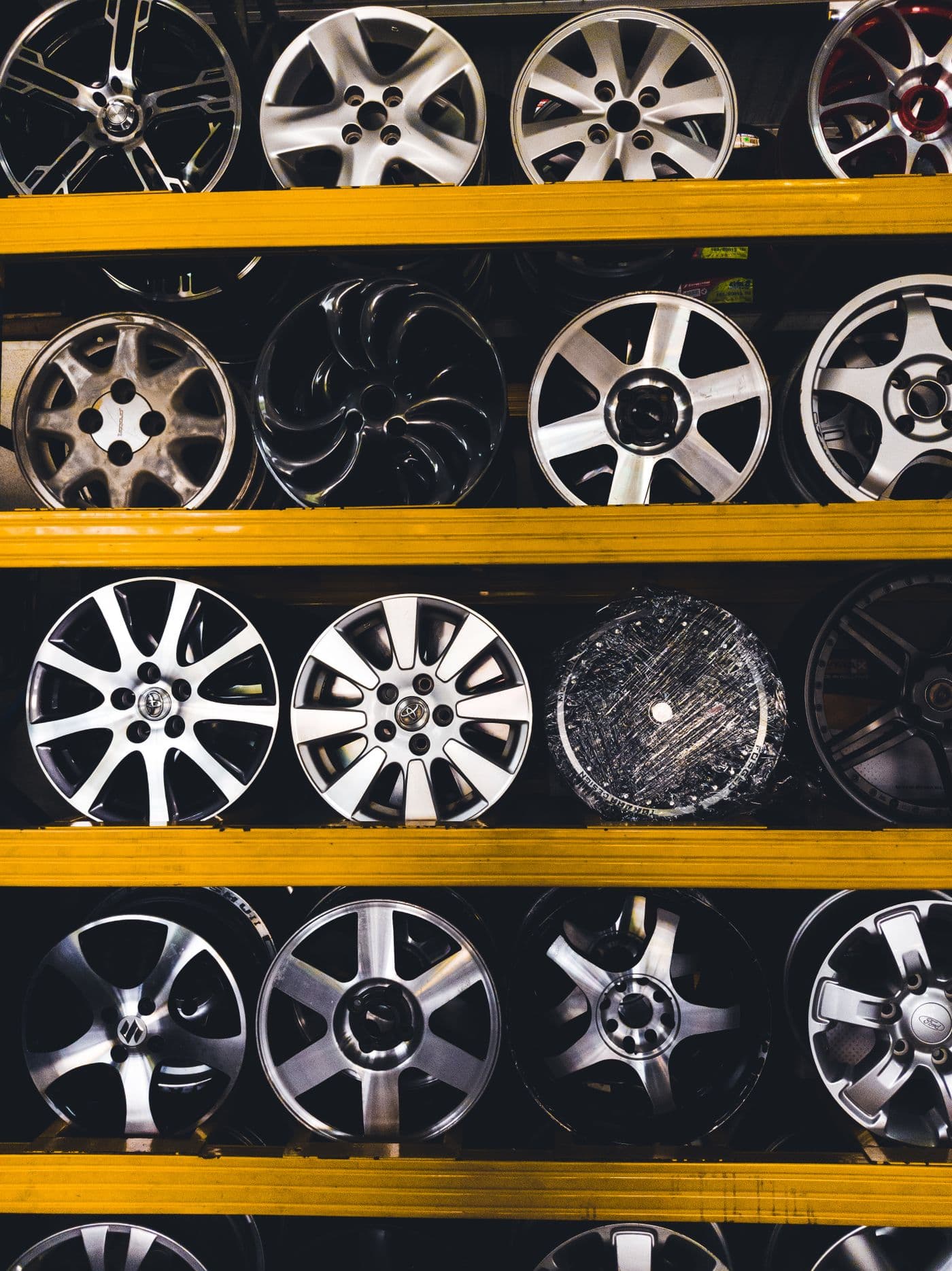 Rayons de pièces et jantes au comptoir Chrono Pièces Auto